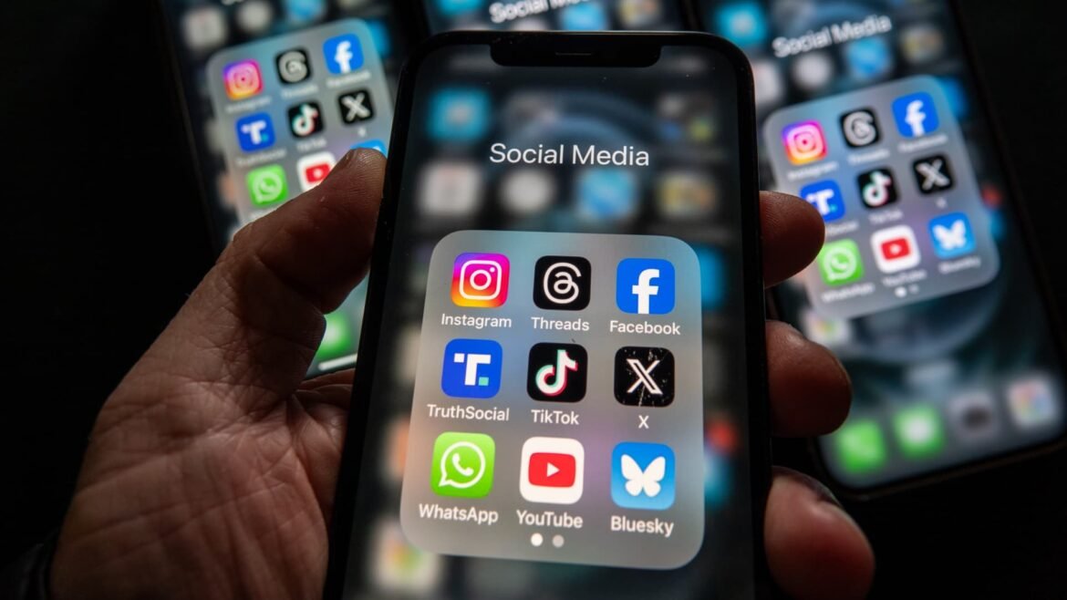 Reino Unido proíbe redes sociais para menores de 16 anos para "devolver a infância às crianças"