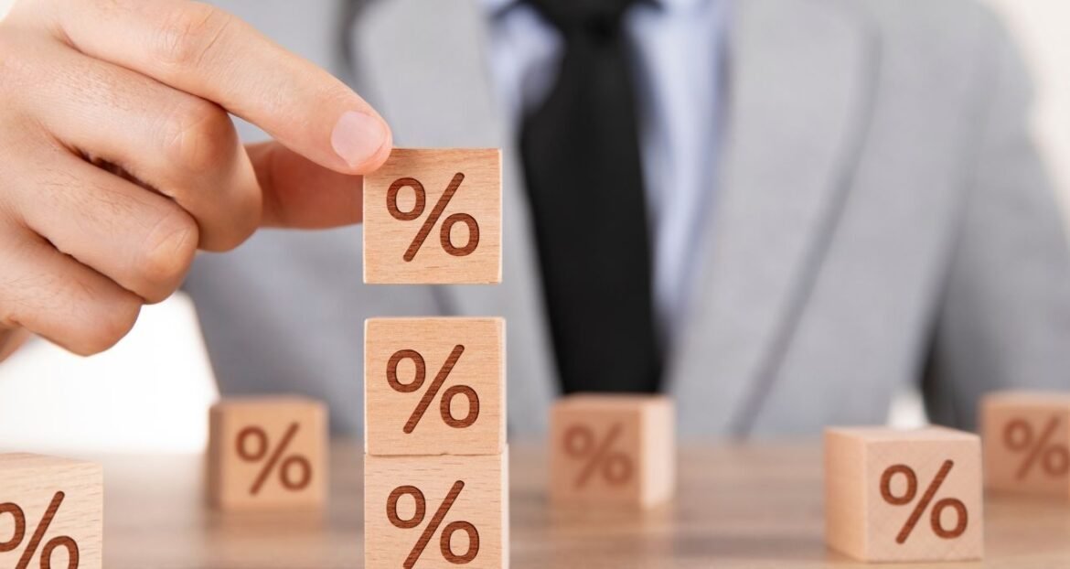Taxas de DIs diminuem e curva de juros reavalia possibilidade de corte na Selic na próxima reunião do Copom.