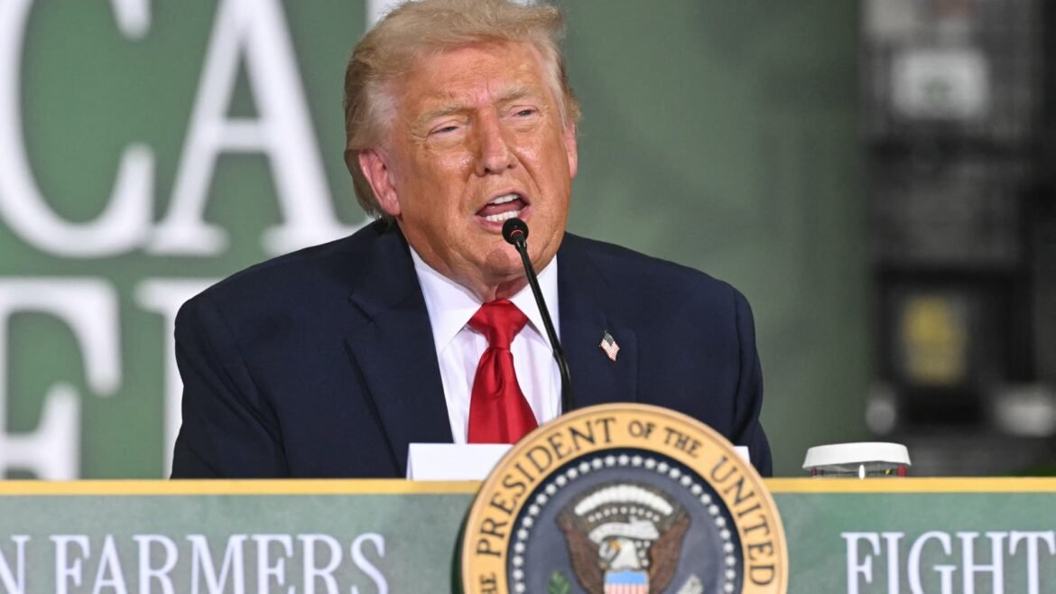 Trump abandona entrevista após perguntas sobre fraude eleitoral e financiamento do DOJ.