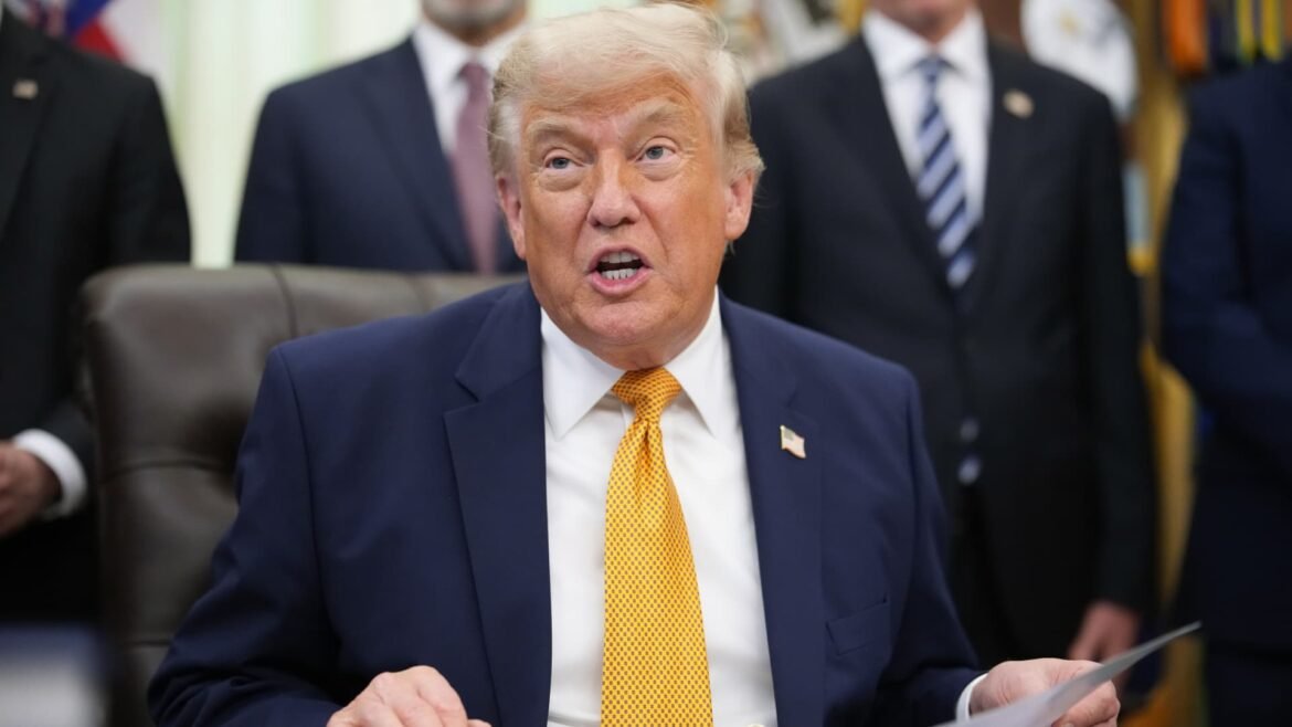 Trump cancela assinatura de projeto habitacional bipartidário, exigindo inclusão de reforma no registro de eleitores.