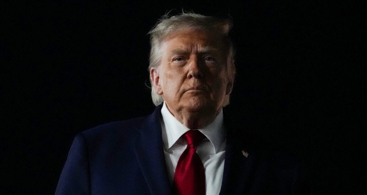 Trump reitera críticas ao ataque do Irã em Ormuz e prevê queda da gasolina para US$ 2,50 nos EUA.