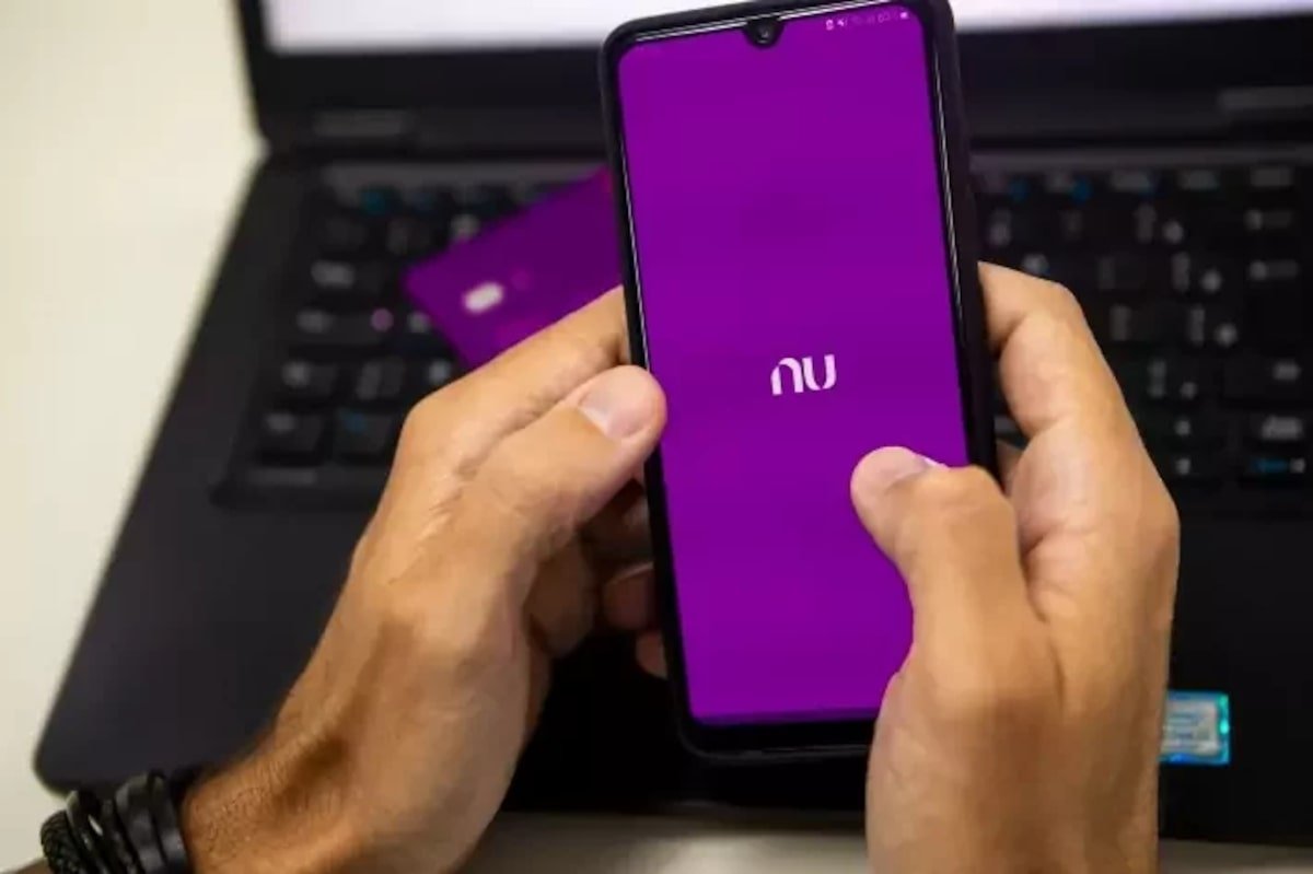 Nubank (ROXO34) recebe autorização do BC para operar câmbio e amplia atuação no setor financeiro.