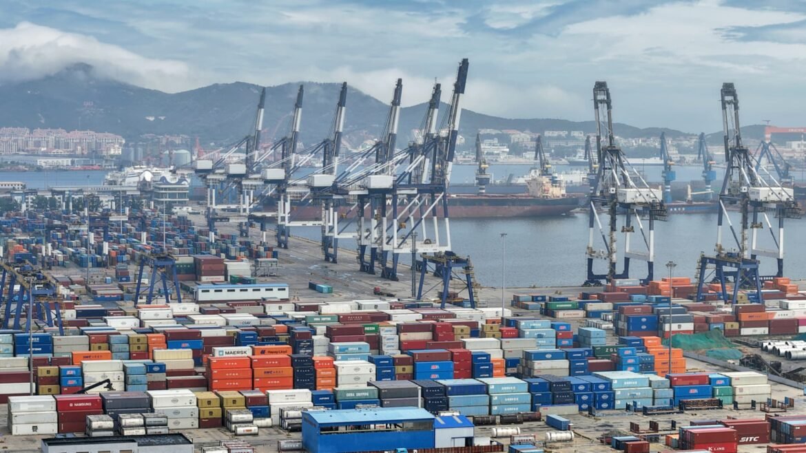 China registra o menor crescimento do PIB desde 2022 com queda nos investimentos.
