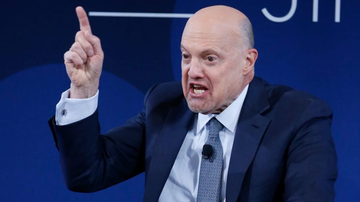 Cramer identifica sinal para comprar ações e antecipa relatórios da AMZN e AAPL.