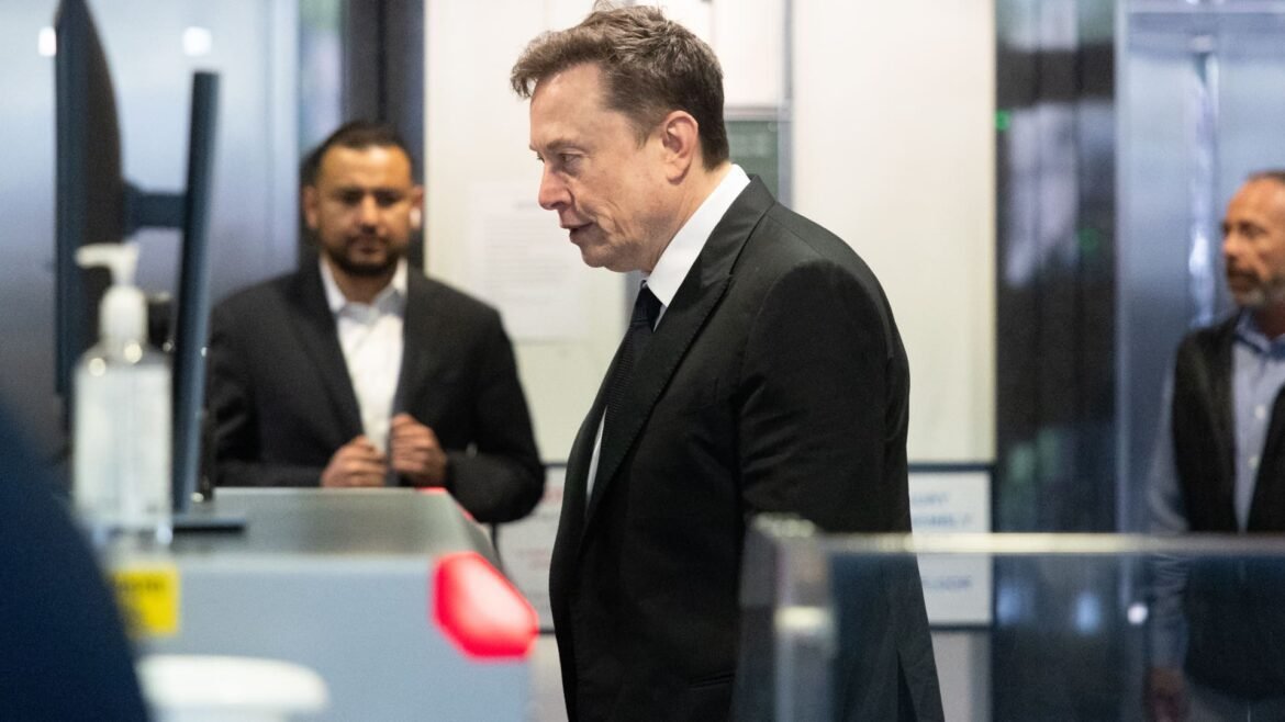Elon Musk e Sam Altman discutem no X após Apple entrar com processo contra OpenAI.