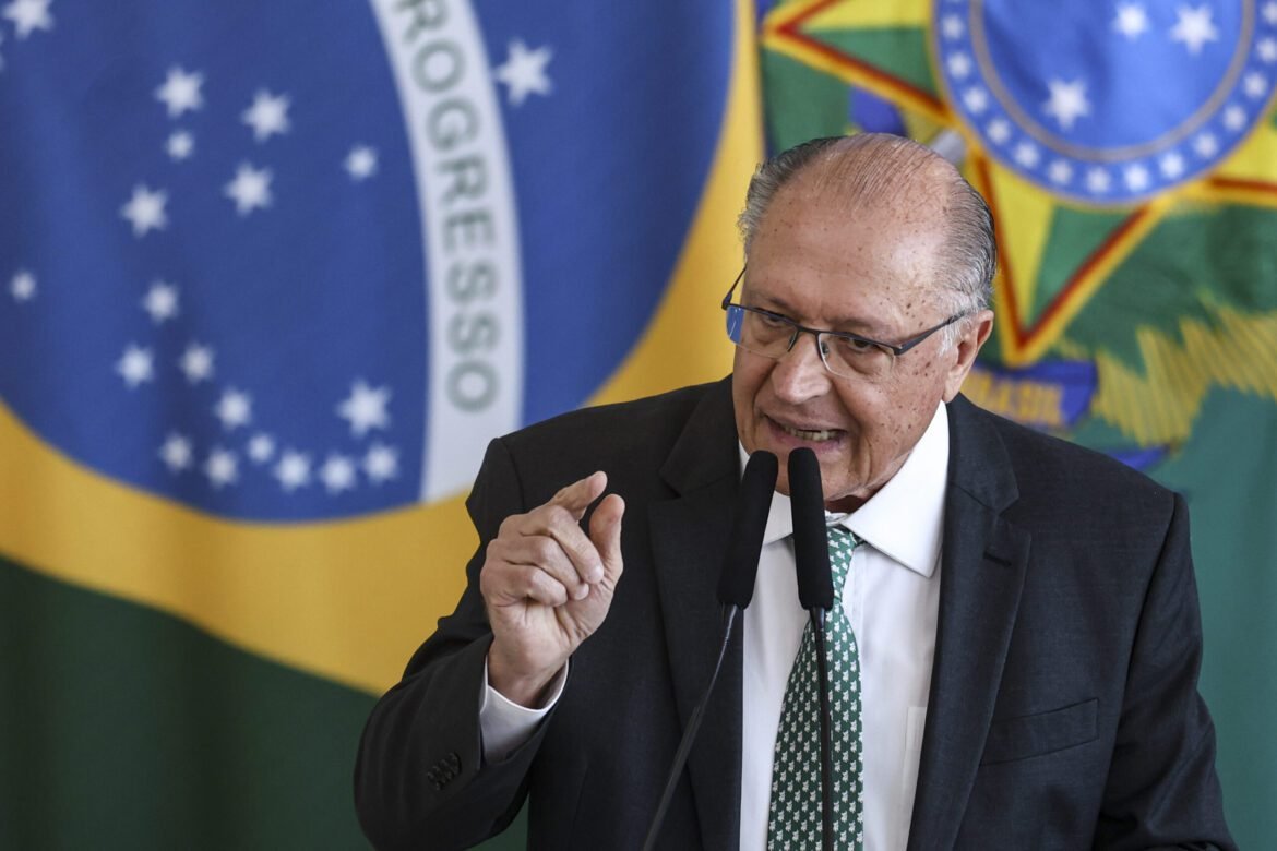 Em meio ao aumento das tarifas nos EUA, Alckmin revela que exportações para a Europa cresceram R$ 10 bilhões em apenas 2 meses.