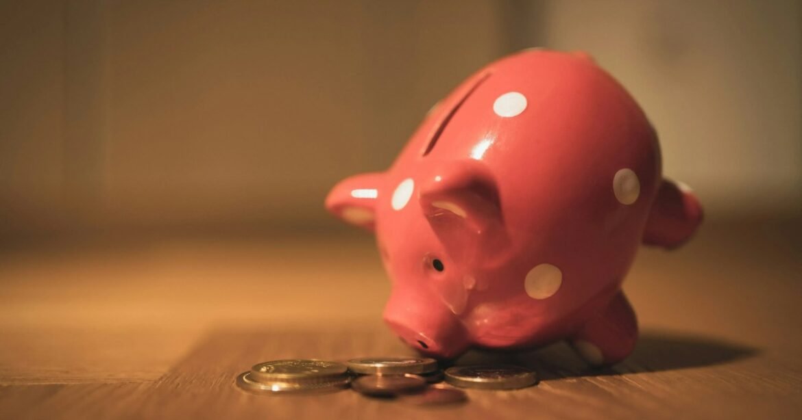 Endividamento Familiar Permanece Elevado, Afirma Diretor da Fitch