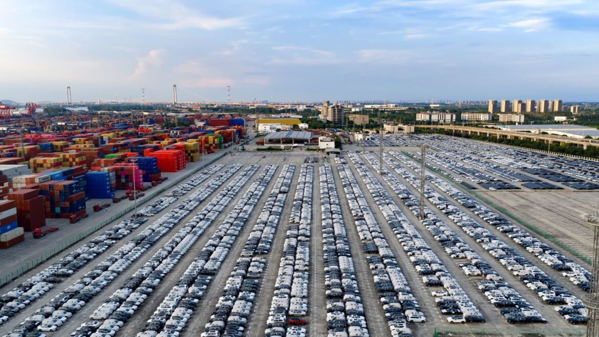 Exportações da China em junho crescem no ritmo mais rápido desde 2021, enquanto importações registram o maior aumento em cinco anos.