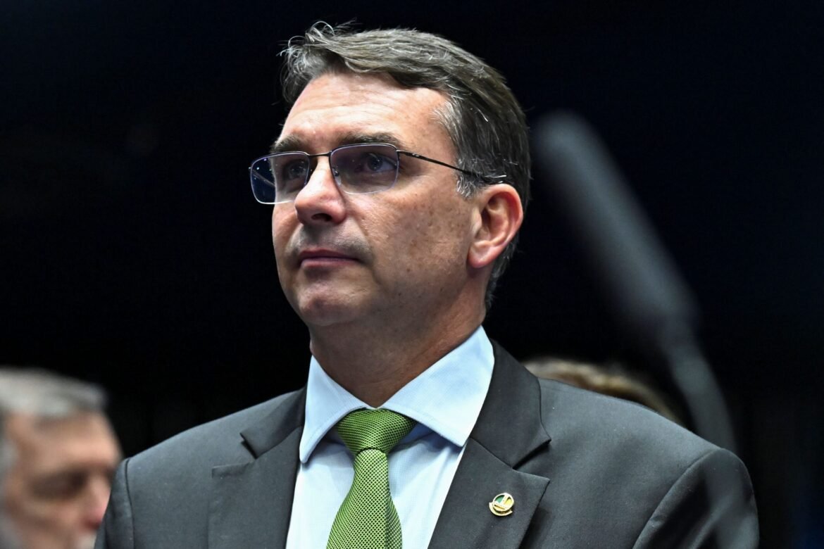 Flávio Bolsonaro critica governo Lula pela sobretaxa da China sobre carne brasileira