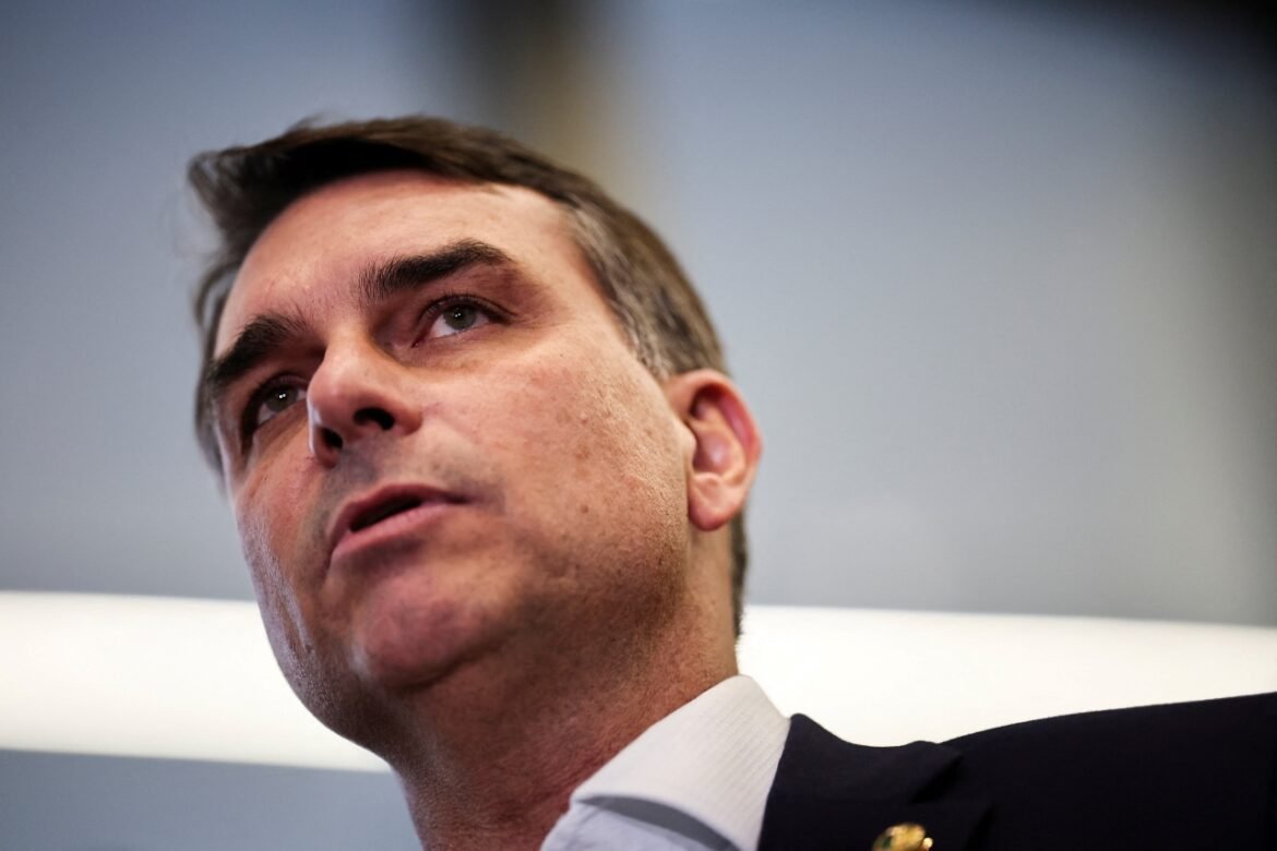 Flávio Bolsonaro recebeu R$ 500 mil de executivo de empresa envolvida no esquema do Banco Master.