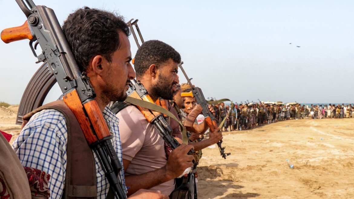 Forças armadas da Arábia Saudita atacam alvos dos houthis apoiados pelo Irã no Iémen.