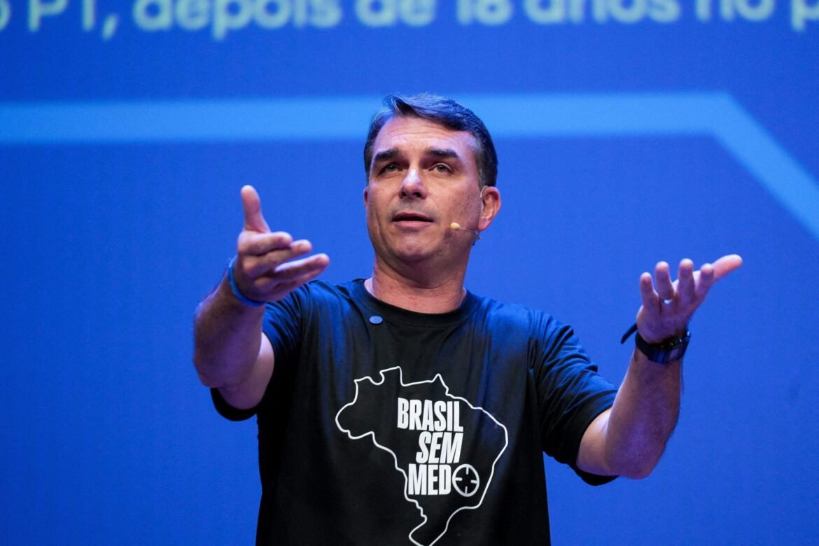 Hoje marca o início da batalha entre o bem e o mal que Bolsonaro iniciou em 2018, afirma Flávio.