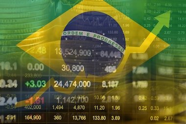 Investidores acompanham o IGP-DI de junho no Brasil e a balança comercial dos Estados Unidos em busca de novos sinais para a economia e os juros.