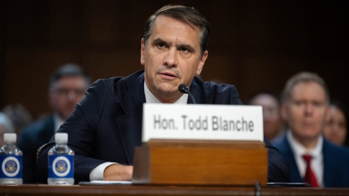 Indicação de Todd Blanche em Suspenso Devido a Trump e Acordo com o IRS
