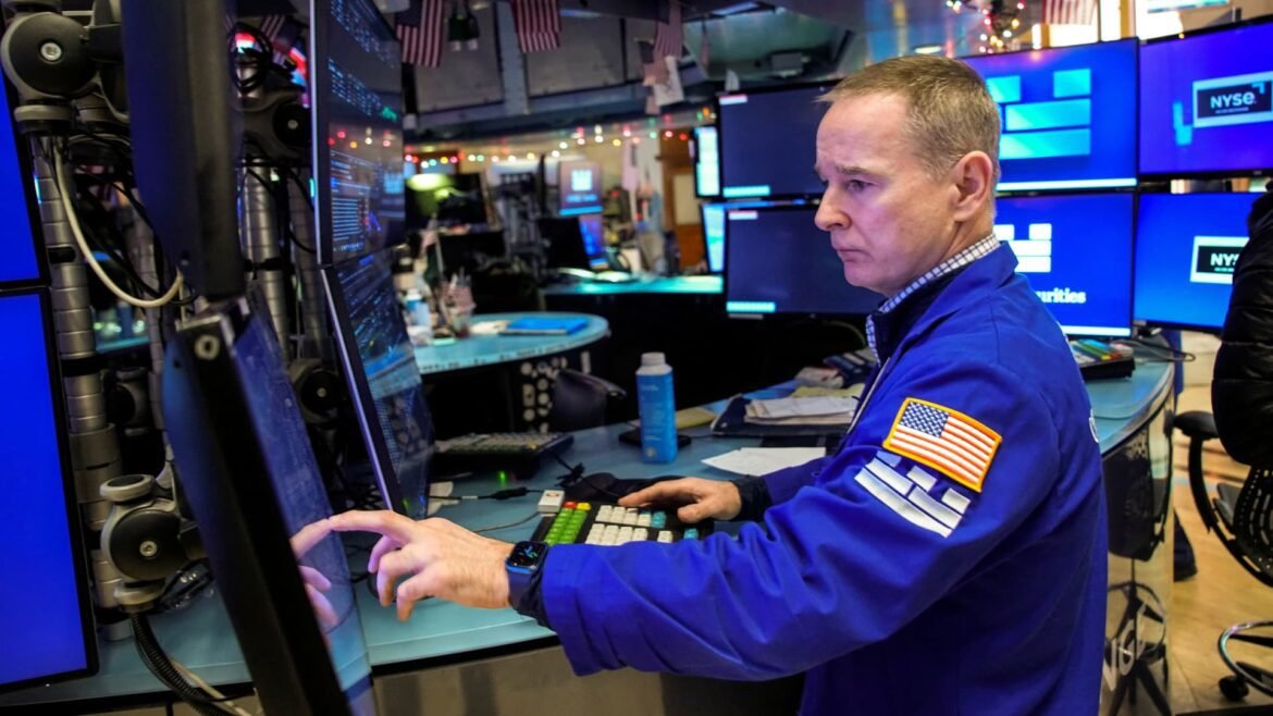 Inflação registra a maior queda mensal em 6 anos. Veja o que Wall Street está comentando.