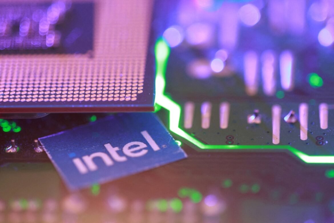 Intel supera expectativas e ações disparam.