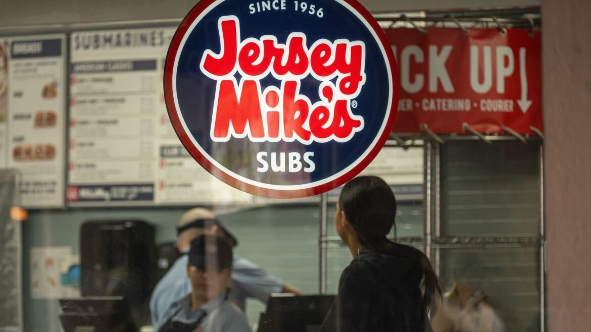 Jersey Mike's vai abrir capital: analista recomenda investir na rede de sanduíches.
