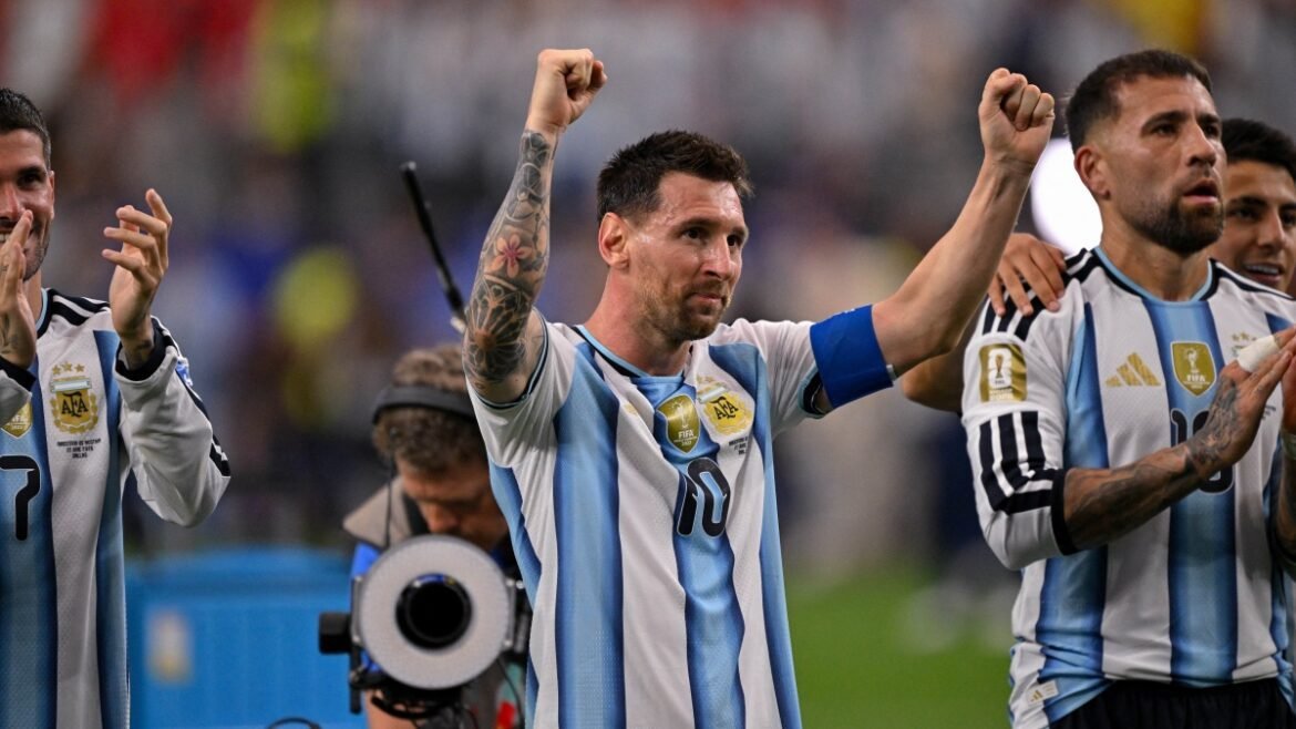 Jogos da Argentina e Inglaterra decidem classificação para a semifinal; descubra onde assistir.