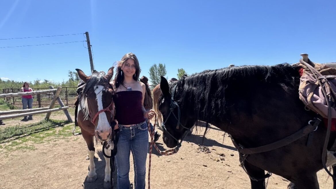 Mulher de 26 anos deixa emprego corporativo para se tornar costureira em Yellowstone.