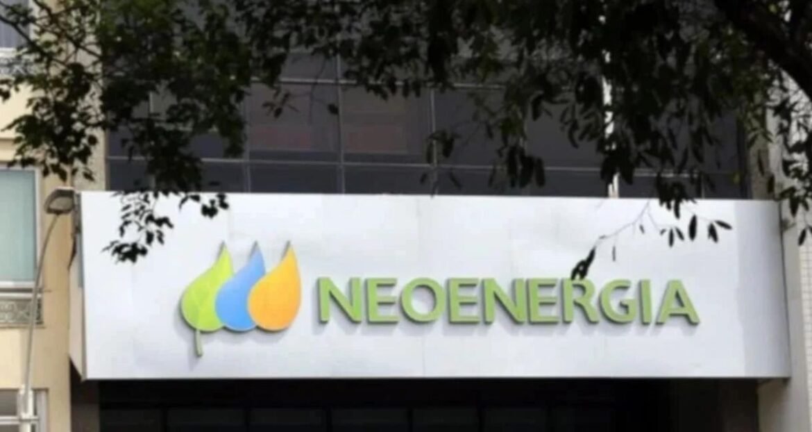 Neoenergia (NEOE3) registra lucro de R$ 900 milhões no 2º trimestre, com queda de 45% devido a efeito não recorrente