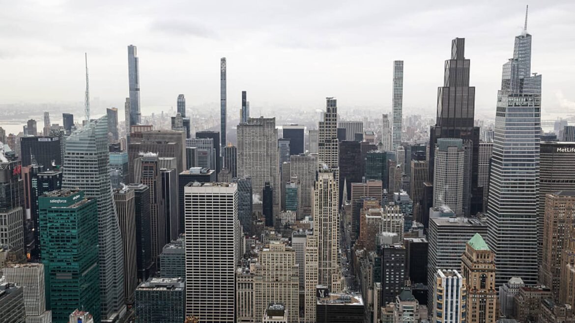 Prédio de grande altura em Nova York fica instável após colunas se dobrarem, obrigando evacuações.