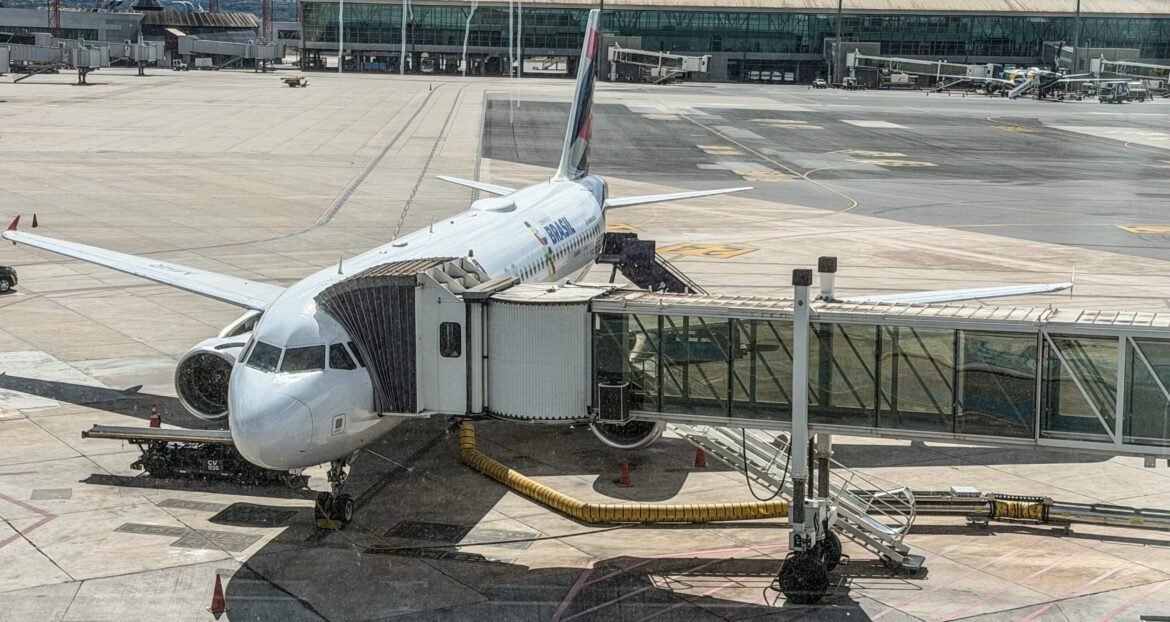 Projeto que garante passagens aéreas gratuitas para aposentados em tratamento médico avança na Câmara