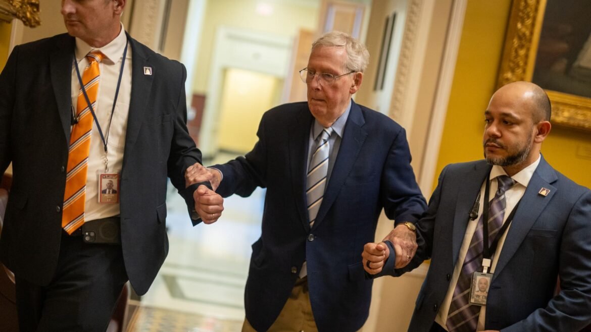 Saúde do senador republicano Mitch McConnell gera preocupação e rumores se intensificam