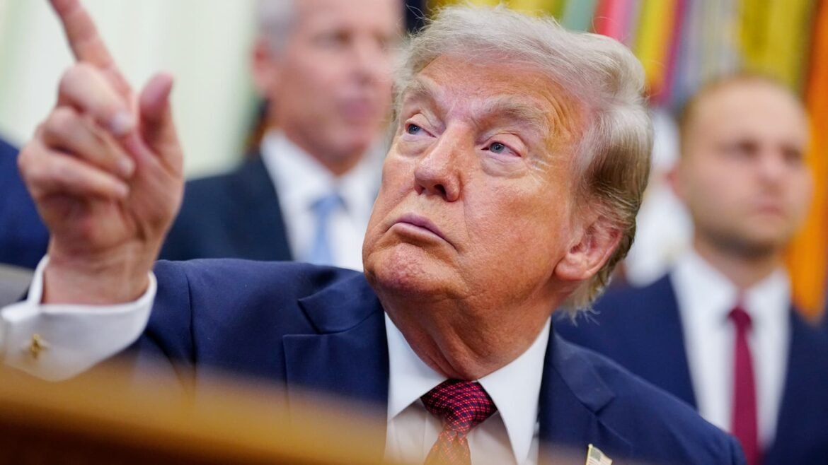 Trump apoia Warsh como 'fantástico'; pede redução de juros e menciona 'más intenções' de outros.