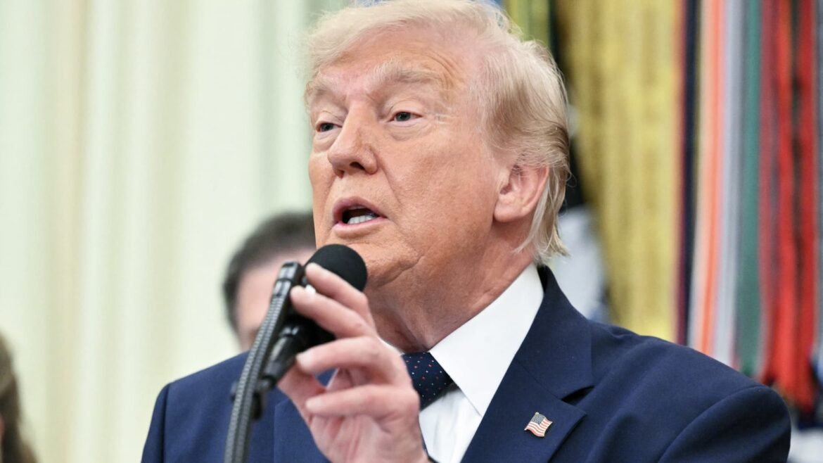 Trump defende a solicitação de revisão do cartão vermelho de Balogun na Copa do Mundo.