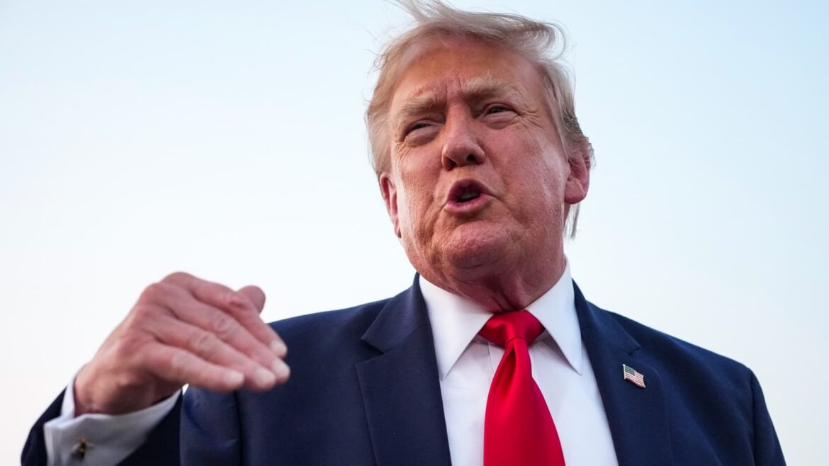 Trump impõe novas tarifas abrangentes a 60 parceiros comerciais.
