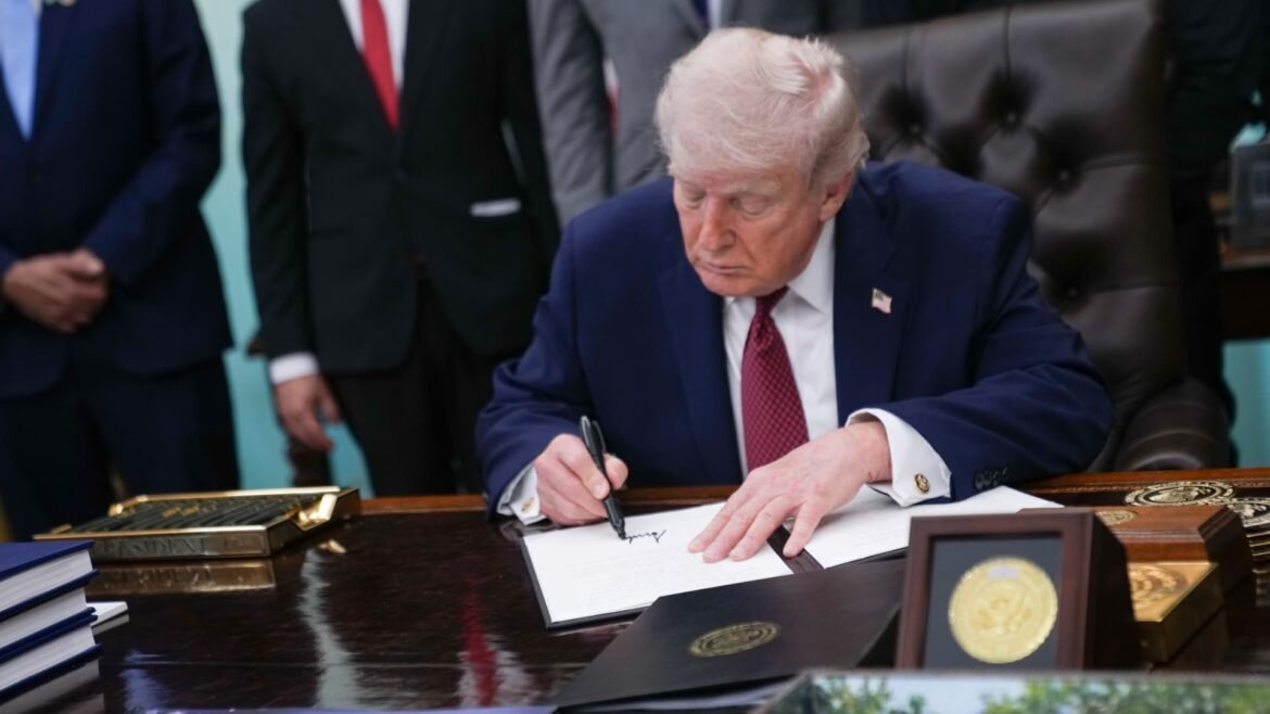 Trump projeta tarifas elevadas sobre medicamentos genéricos em 2028 para incentivar a produção nos EUA.