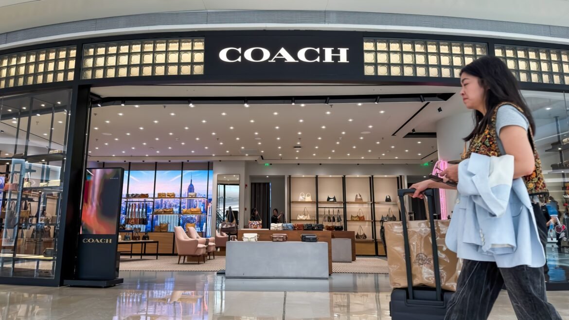 Varejistas de luxo buscam outlets para crescimento; analistas afirmam que essas ações podem se beneficiar.