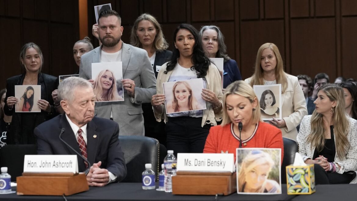 Vítimas de Epstein criticam o indicado de Trump, Todd Blanche, após encontro.