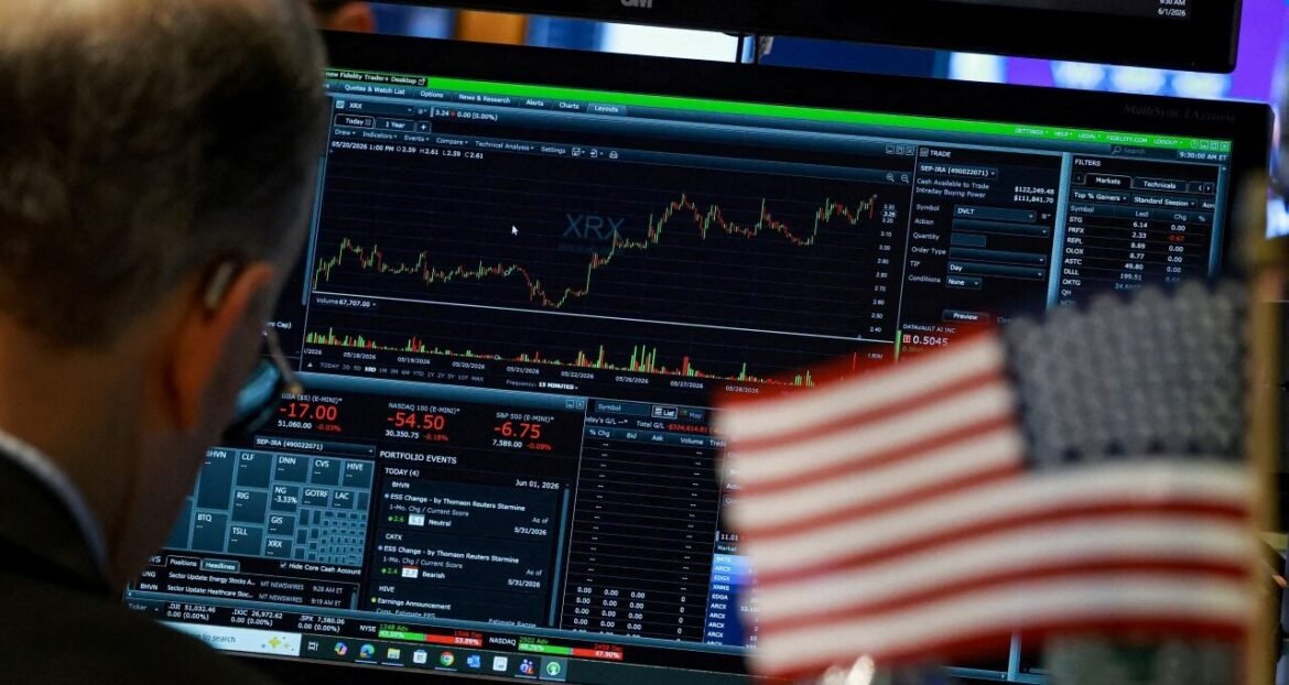 Wall Street inicia o dia em incerteza com novas tarifas de Trump e setor de tecnologia em destaque.
