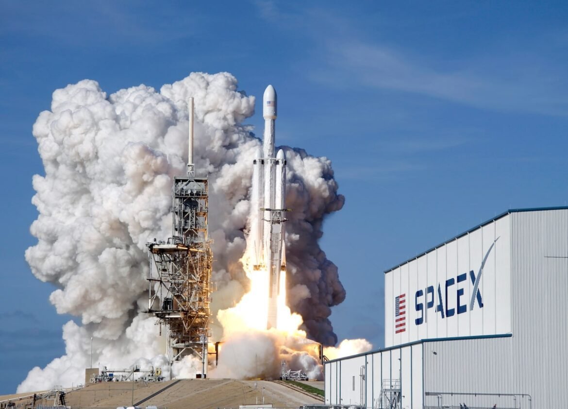 SpaceX apresenta prejuízo de US$ 541 milhões no 2T26, mas receita excede previsões; ações despencam em Nova York.
