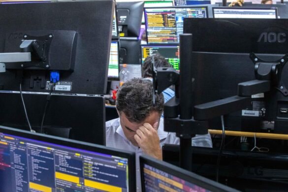C&A (CEAB3) despenca quase 6% e ocupa a liderança das perdas no Ibovespa; confira as principais altas e quedas do dia.