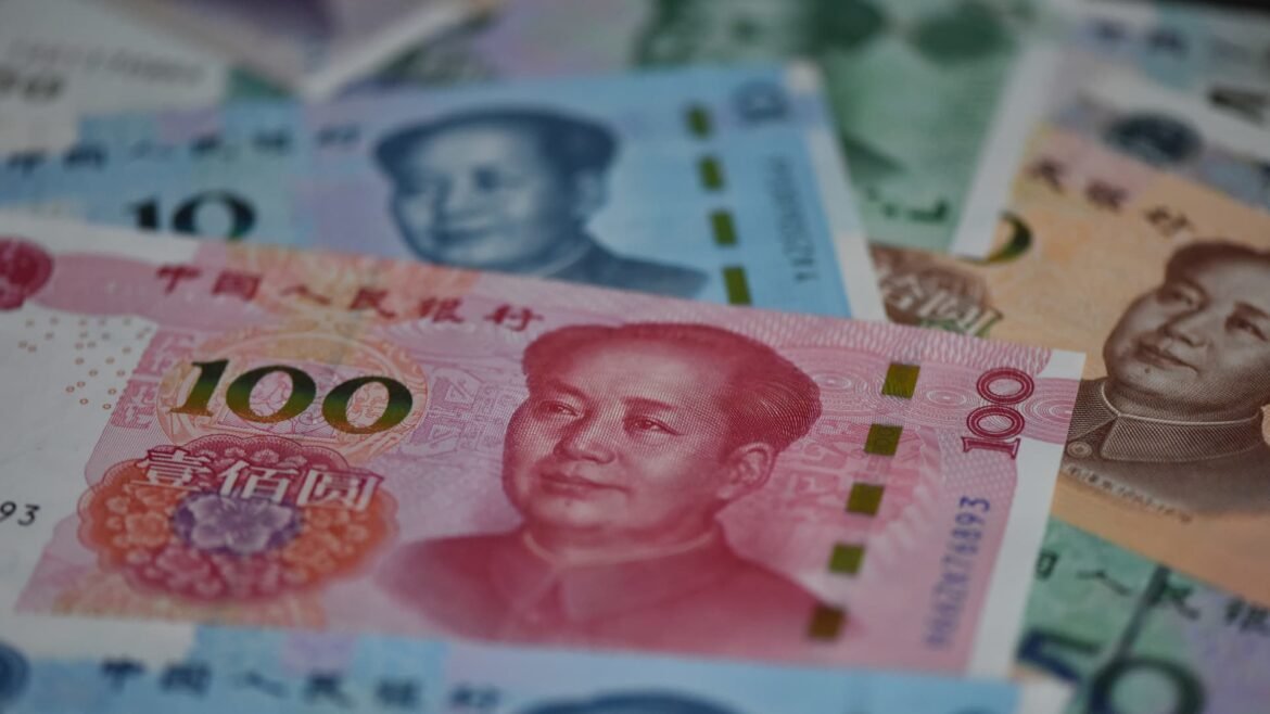 A China desafia a alta global dos rendimentos de títulos, aumentando seu apelo como refúgio seguro.