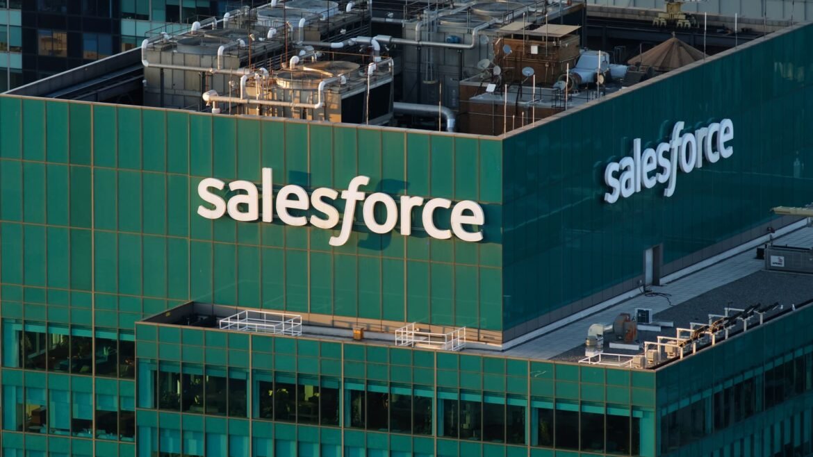 A mudança da Salesforce para IA começa a trazer resultados positivos, afirma Goldman Sachs.