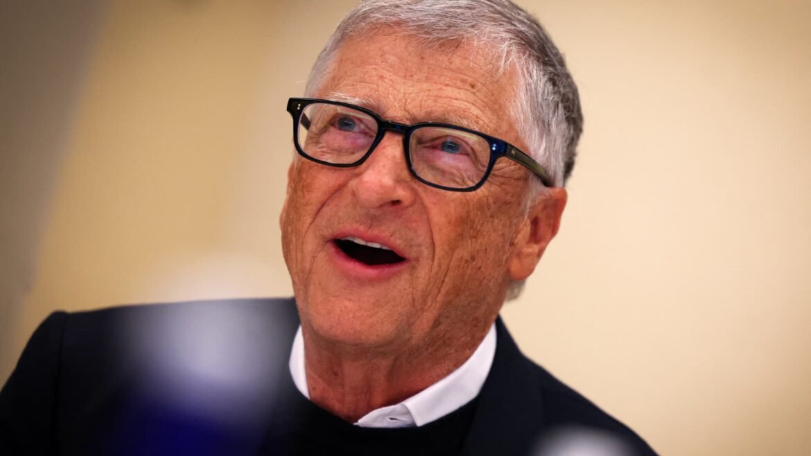 Bill Gates alerta sobre turbulências econômicas causadas pela IA.