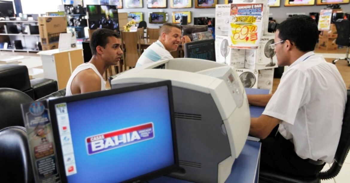 Casas Bahia informa que está em busca de soluções para enfrentar a crise financeira.