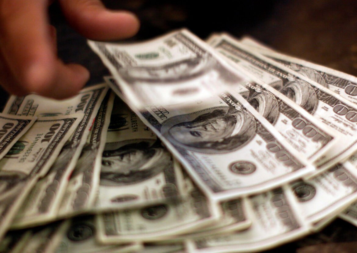 Dólar atinge R$ 5,22 em meio a tensões no Oriente Médio e expectativa pela ata do Fed