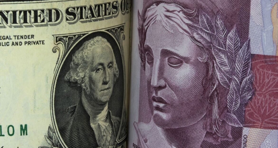 Dólar recua para R$ 5,14 com aumento do apetite por risco no exterior e atenção ao cenário eleitoral.