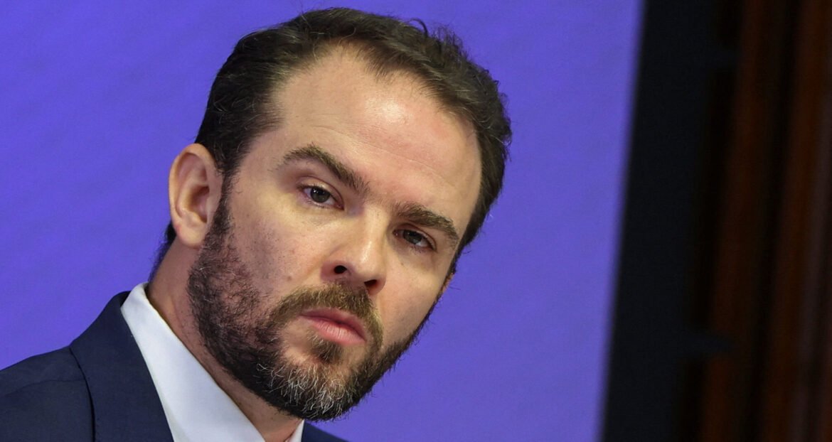 Durigan alerta que a abordagem sobre um possível novo mandato de Lula pode culminar no fim da 6x1 e na redução dos juros.