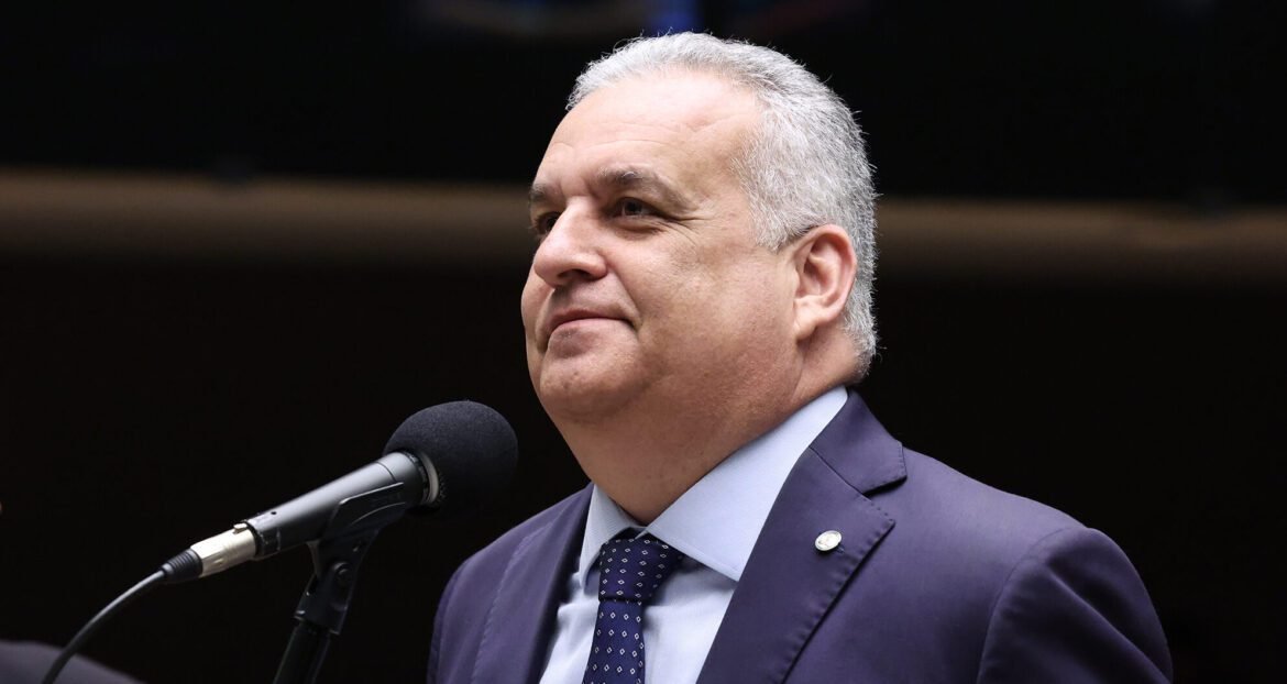 Flávio Bolsonaro apresenta deputado Alfredo Gaspar (PL-AL) como candidato a vice-presidente em evento voltado para mulheres.