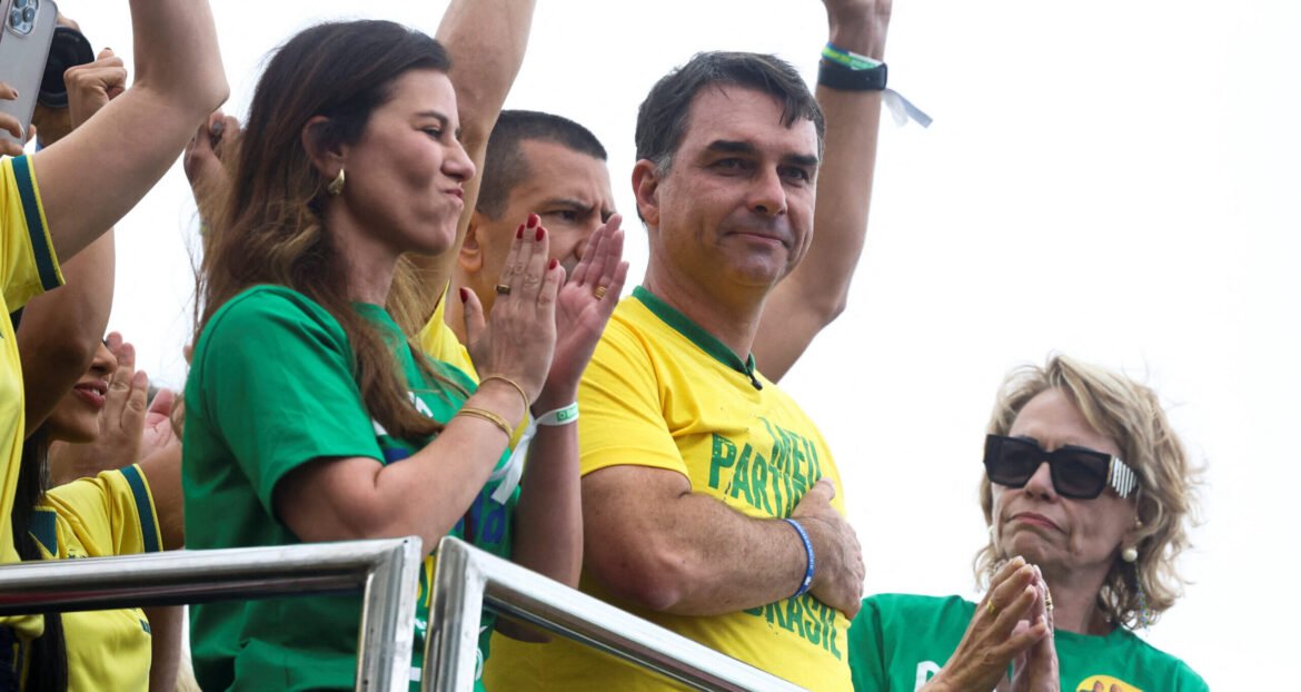 Flávio Bolsonaro inicia a campanha eleitoral prometendo 'tesourar' contas públicas