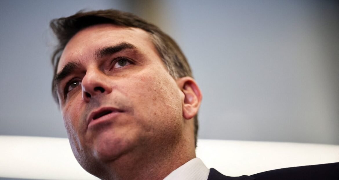Flávio Bolsonaro propõe corte de impostos, redução de dez ministérios e reavaliação da Reforma Tributária em seu programa de governo.