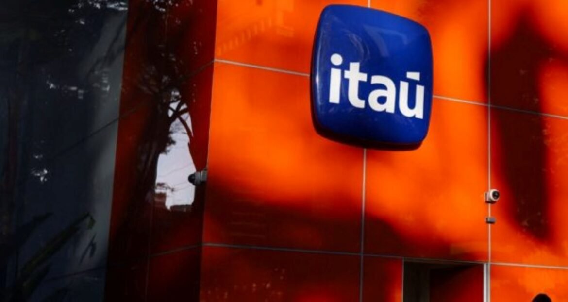 Itaú Unibanco (ITUB4) finaliza transferência da operação de varejo do Itaú Colômbia; confira detalhes.