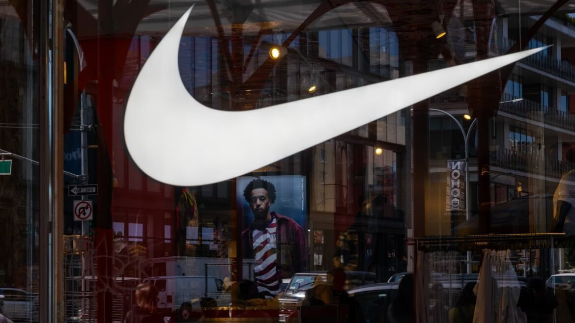 JPMorgan adota uma postura pessimista em relação à Nike devido ao seu extenso plano de recuperação.