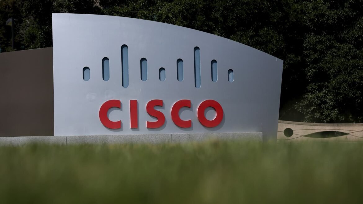 Jim Cramer afirma que a queda da Cisco após os resultados é uma oportunidade de compra. Veja o porquê.