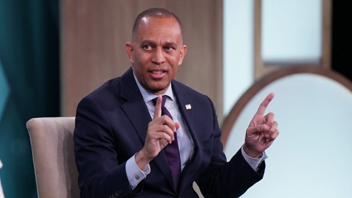 Líder democrata Jeffries se encontra com Jared Kushner com as eleições de meio de mandato se aproximando